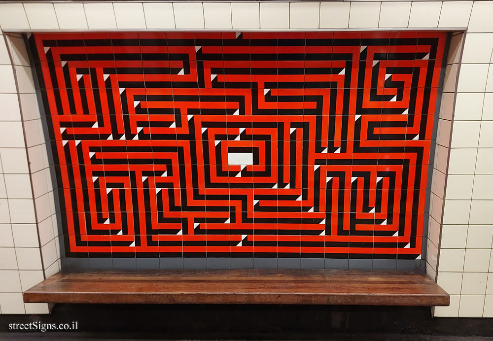 London - Warren Street Subway Station - Interior of the station