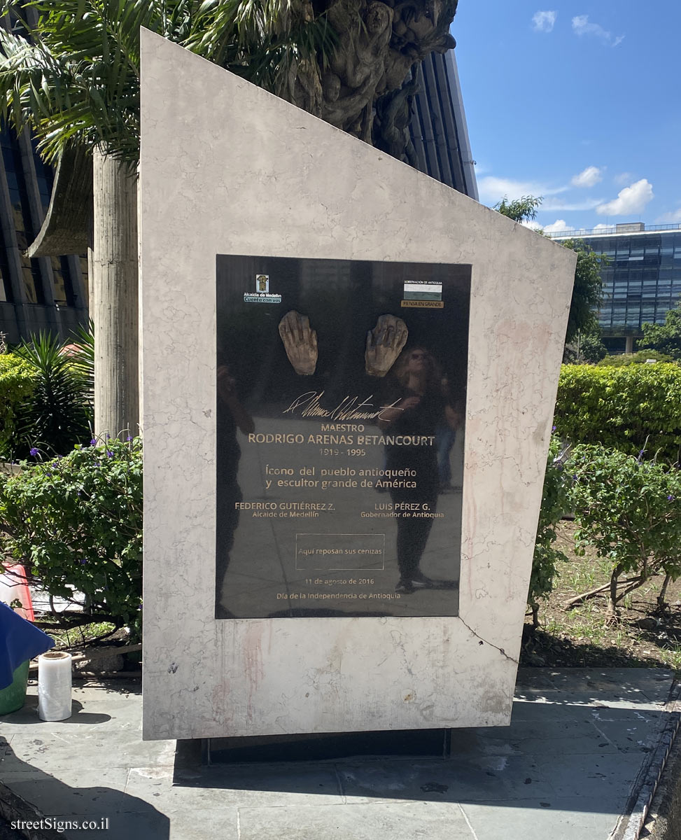 Medellin - "Monumento a la Raza" outdoor sculpture by Rodrigo Arenas Betancourt