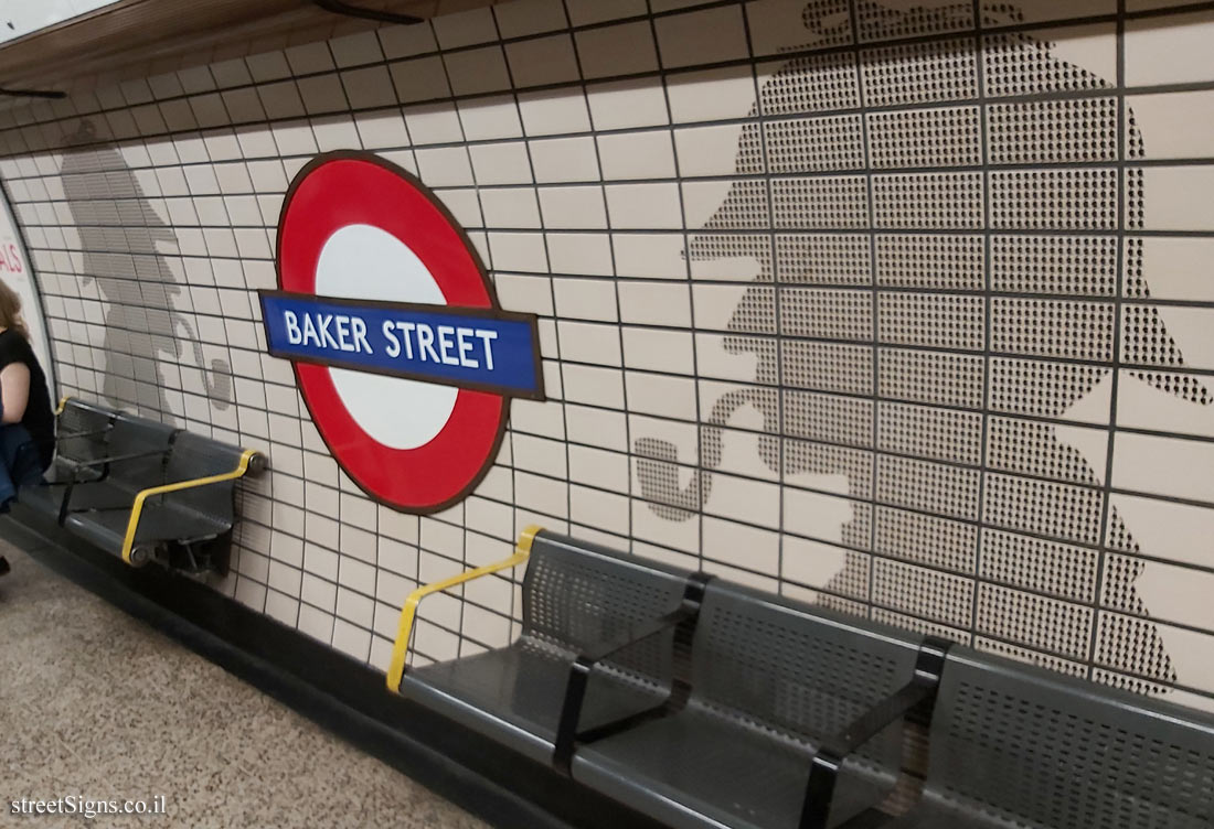 London - Baker Street Subway Station - Interior of the station