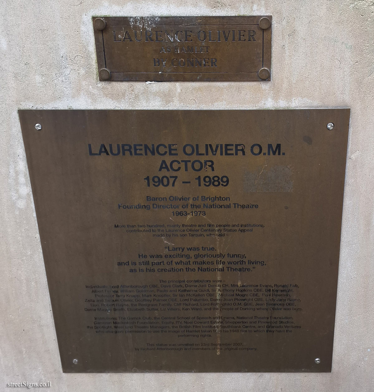 London - Laurence Olivier statue
