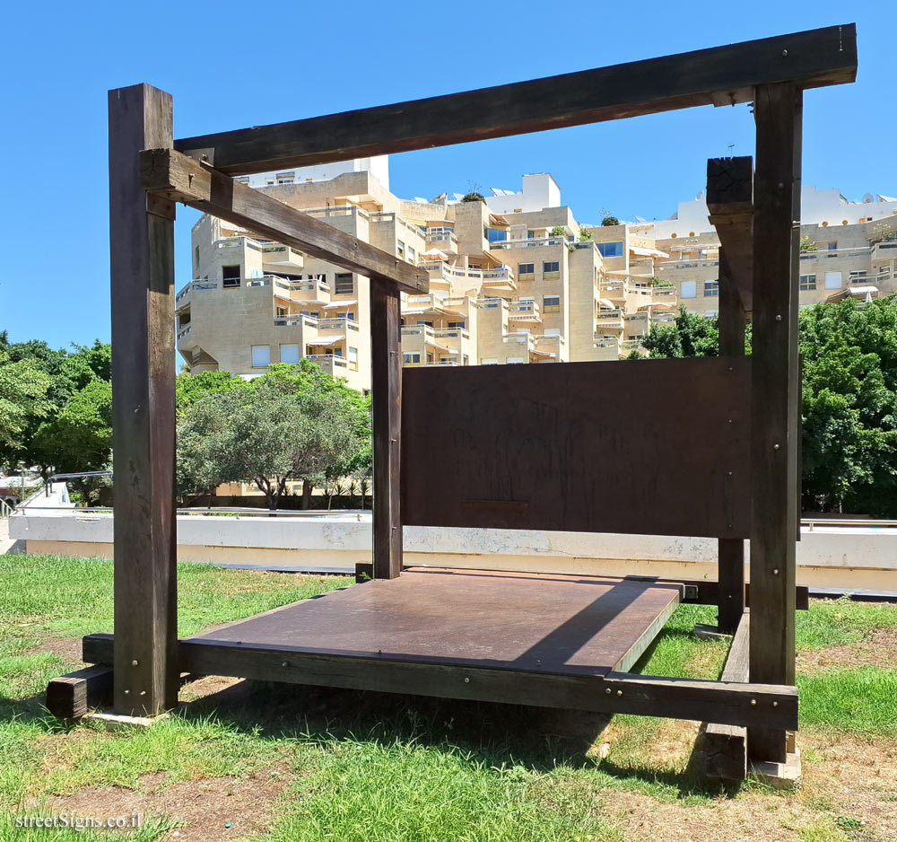 Tel Aviv - "Vermont 1971" - Outdoor sculpture by Kenneth Noland