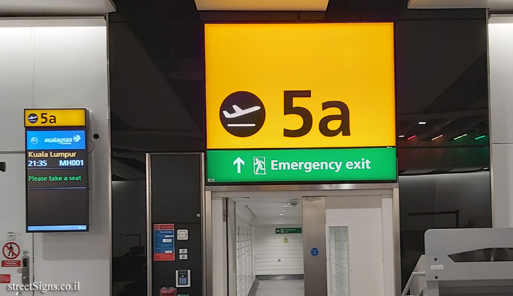 Heathrow Airport - Terminal 4 - boarding gate