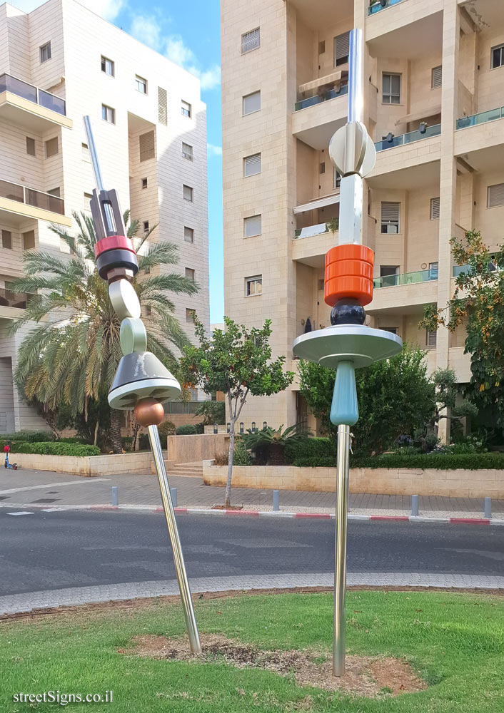 Tel Aviv - "A pole by my side" - Outdoor sculpture by Reuven Israel