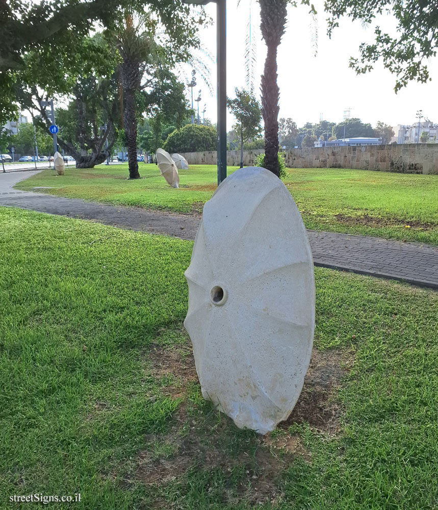 Tel Aviv - "Untitled" - outdoor sculpture by Kobi Harel
