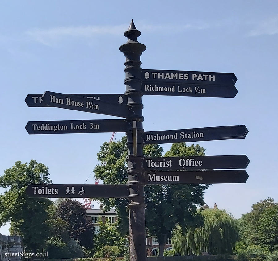 Richmond (London) - a direction sign pointing to sites in the town