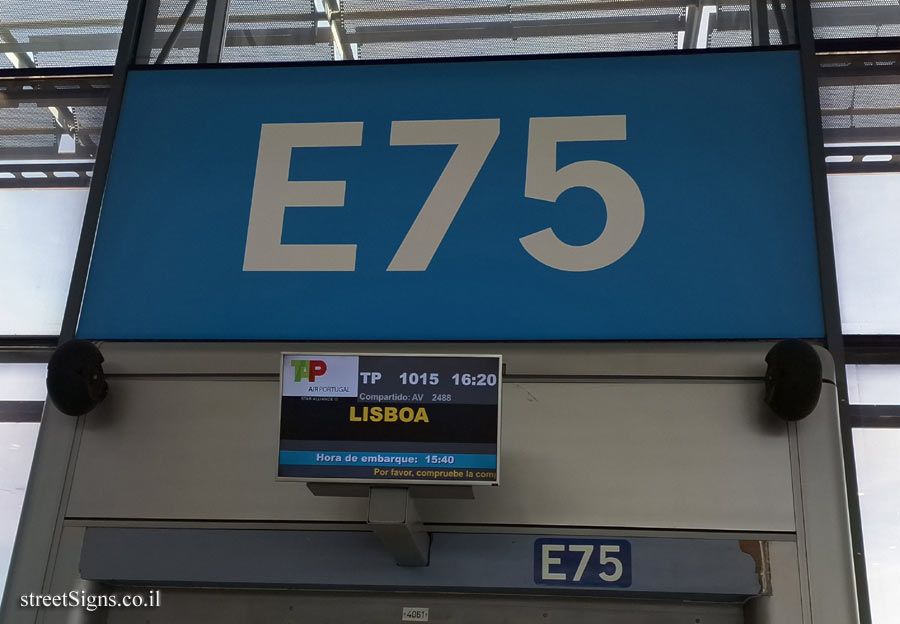 Madrid - Adolfo Suárez Madrid–Barajas Airport - the boarding gate (3)