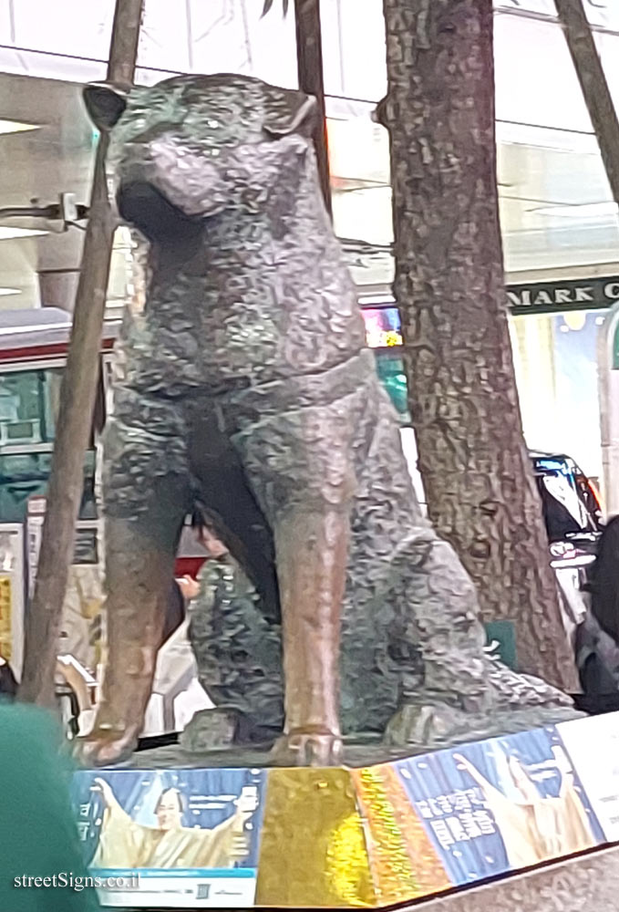 Tokyo - Statue commemorating the dog Hachikō