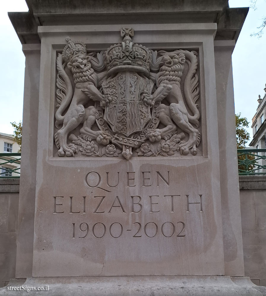 London - Statue of Queen Mother Elizabeth the memorial to her and King George VI